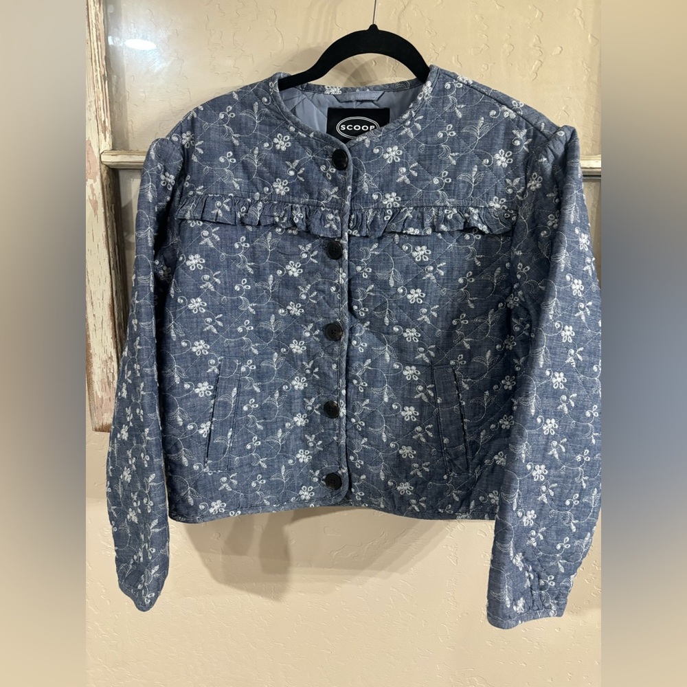❤️ Floral Quilted Button-Up Jacket in Light Blue denim colored fabric